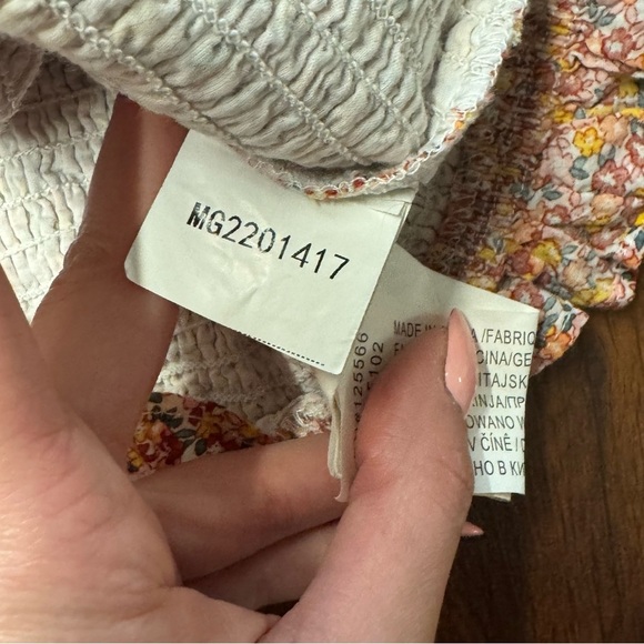 MINKPINK Floral Smocked Puff Sleeve Top Medium - Picture 5 of 6